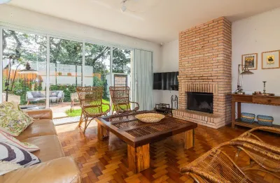 Casa térrea localizada em um dos melhores bairros de são paulo, o city boaçava , com 520 m² de terreno e 188 m² de área construída
