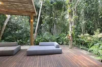 Casa reformada à venda na praia da baleia – 4 suítes, porteira fechada e lazer