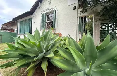 Casa térrea com 120 metros construídos em terreno com 250 metros no bairro do tremembé.