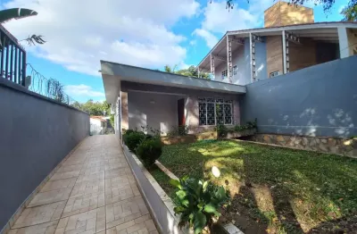 Casa térrea com 3 dormitórios, quintal, salão de festas e 4 vagas !