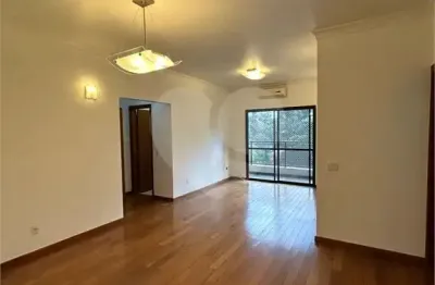 Apartamento com vista para o campo de marte. andar alto e ensolarado