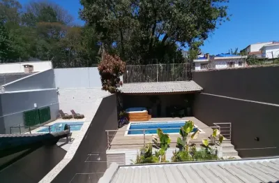 Sobrado de alto padrão com 3 suítes, 4 vagas e área gourmet com piscina - venda