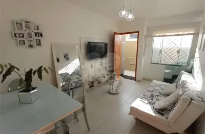 O imóvel tem 2 suítes com armários embutidos, um deles com sacadinha e box blindex  (tucuruvi)