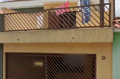 Ótimo sobrado com entrada lateral, sendo 02 dormitórios ( 01 com terraço) armários embutidos, 02 banheiros, sala, cozinha planejada, área de serviço, quintal na lateral e 02 vagas