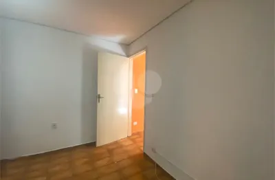 Casa com 2 quartos para alugar na Rua Santo Antônio do Carangola, Parque Tietê, São Paulo