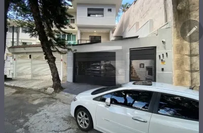 Lindo sobrado à venda pronto para morar em bairro nobre o jardim kerlakian/tucuruvi  todo reformado com acabamentos de alto nível  com 3 quartos 1 suíte 4 vagas  cozinha com ilha pronto para morar!