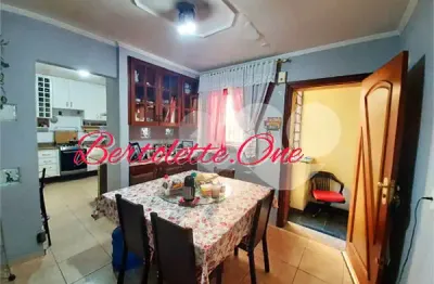 Sobrado para venda, 139m2, 4 quartos (2 suítes) , quintal com churrasqueira. 2 vagas de garagem. vila amália
