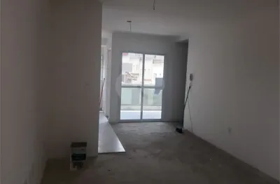 Apartamento com 2 quartos, sendo 1 suíte, sala, cozinha, banheiro, área de serviço e 1 vaga de garagem.