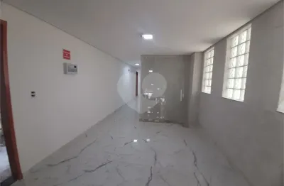 Apartamento com 2 quartos, sendo 1 suíte, sala, cozinha, banheiro, área de serviço e 1 vaga de garagem.