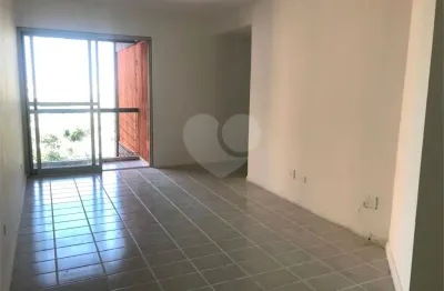 Apartamento com 88m2, 3 quartos, sala, cozinha, banheiro e 1 vaga de garagem