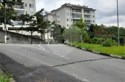 Terreno plano em condomínio, sem árvores e pedras e com 897 metros quadrados de área