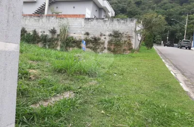 Terreno plano em condomínio, sem árvores e pedras e com 897 metros quadrados de área