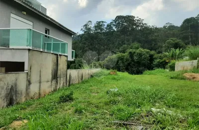 Terreno plano em condomínio, sem árvores e pedras e com 897 metros quadrados de área