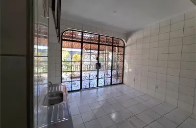 Sobrado venda guarujá com 300m2, 3 quartos, 3 suítes, 2 salas, cozinha, lavabo, quintal gourmet, e pelo menos 7 vagas de garagem