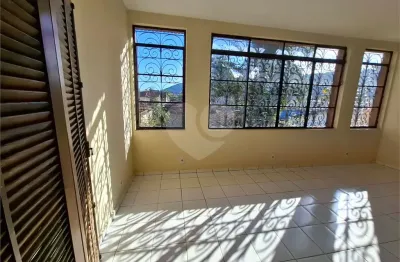 Sobrado venda guarujá com 300m2, 3 quartos, 3 suítes, 2 salas, cozinha, lavabo, quintal gourmet, e pelo menos 7 vagas de garagem