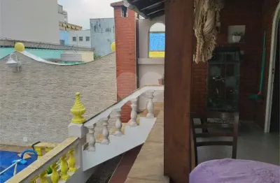 Sobrado espaçoso com churrasqueira, forno a lenha e piscina