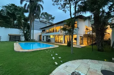 Casa no pé da serra em condomínio fechado com piscina, churrasqueira e amplo quintal