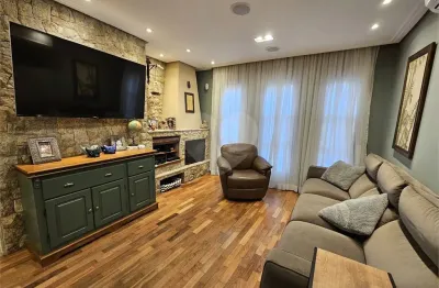 Casa térrea reformada em rua arborizada – conforto, tecnologia e estilo!