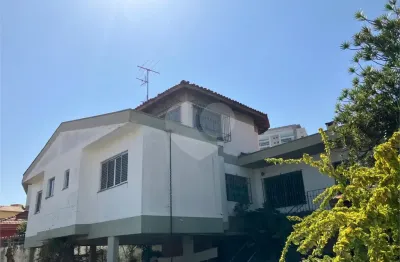 Linda casa com muito verde contendo :5dorm/6banheiros/paisagismo predominante em toda casa/piscina  onde