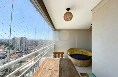Lindo apartamento à venda na Vila Guilherme com varanda e andar alto.