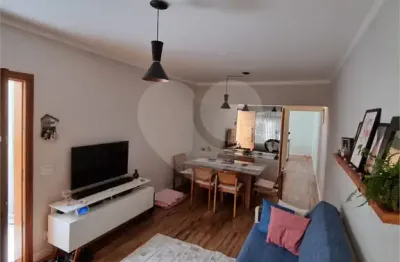 Sobrado elegante à venda com 3 dormitórios e 2 vagas de garagem.