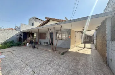 Casa térrea ampla com espaço gourmet – 3 dorms, 2 suítes e 5 vagas – ótima localização!