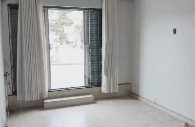 Sobrado com Edícula. Entrada Lateral. Precisa de Modernização.