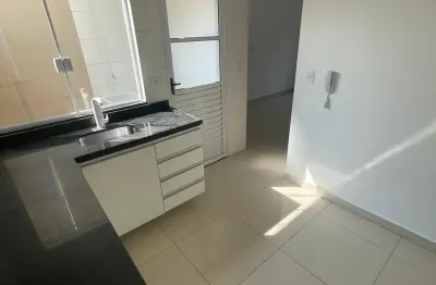 Sobrado em condomínio fechado, 500 metros da braz leme, 2 suítes e 1 vaga