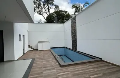 Sobrado em condomínio fechado com piscina privativa, 4 suítes e 5 vagas