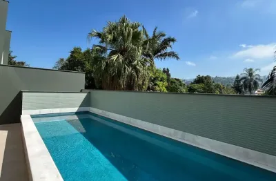 Casa nova em condomínio fechado, 4 suítes, 4 vagas e piscina privativa e churrasqueira, terraço.