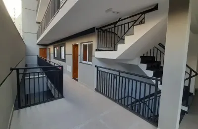 Casa à venda em condomínio na vila dom pedro ii , com 2 quartos , 1 vaga de garagem , sala , cozinha , banheiro e área de serviço .