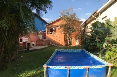 Vende-se: casa térrea e quintal grande, 2 quartos, 1 vaga, no horto florestal!