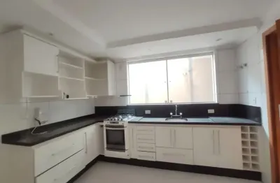 Sobrado recém-reformado com 3 dormitórios (1 suíte),  área gourmet e 2 vagas.