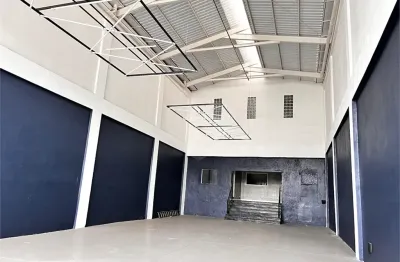 Características principais: • localização: salão comercial situado em uma região nobre de são paulo a poucos metrôs do shopping santana parque e de todo comércio local.
