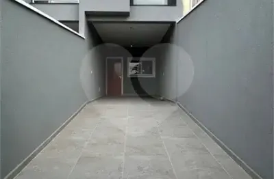 Sobrado novo com 3 dormitórios, 1 suíte, sala para 2 ambientes.