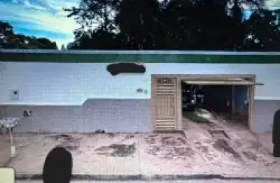 Vendo casa ampla com dois quartos sendo 1 apartamento, bem localizada