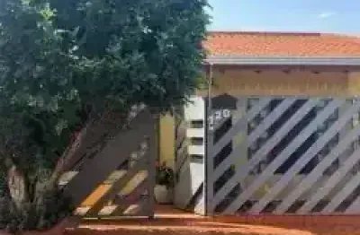 Vendo linda casa com 2 quartos, 1 suíte, 3 banheiros com area gourmet.