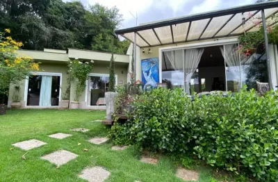 Casa encantadora em meio à natureza – qualidade de vida e conforto.
