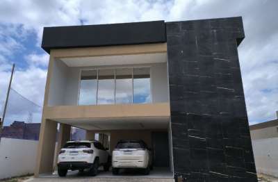 Belíssima casa, possuindo um acabamento de alto padrão, localizado em um dos melhores condominio fechado, possuindo área de lazer completa, pronta pra você morar com conforto e segurança, junto a sua 
