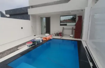 Excelente casa, com acabamento diferenciado, rua calçada, boa localização