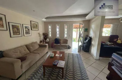 Casa de 700 m² de área total e 300m² de área construída, com 4 suítes, itapuan