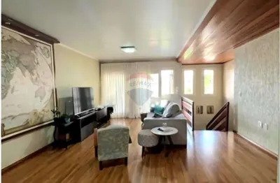 Casa com quatro dormitórios no baiiro morada da colina