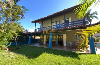 Sobrado estilo rústico em condomínio na martim de sá, à 400 metros do mar.