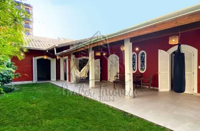 Lindíssima casa estilo colonial na martim de sá, à 50 metros do mar, com muito potencial para pousada!