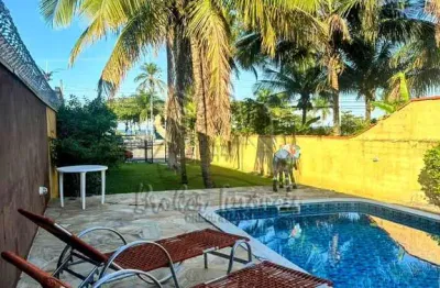 Casa estilo colonial frente ao mar na praia das palmeiras