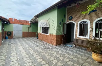 Casa pronta para morar muito bem localizada na praia das palmeiras!