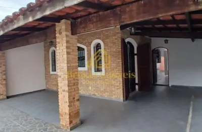 Excelente terreno com duas casas e amplo espaço nos fundos ótima localização!