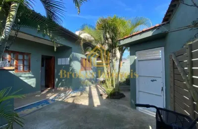 Casa térrea com piscina no bairro do golfinho em caraguatatuba.