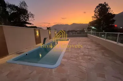 Excelente sobrado em condomínio fechado, a poucos minutos da praia.