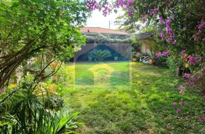 Casa aconchegante em um bairro tranquilo, com 4 dormitorios, area de churrasco com um lindo jardim